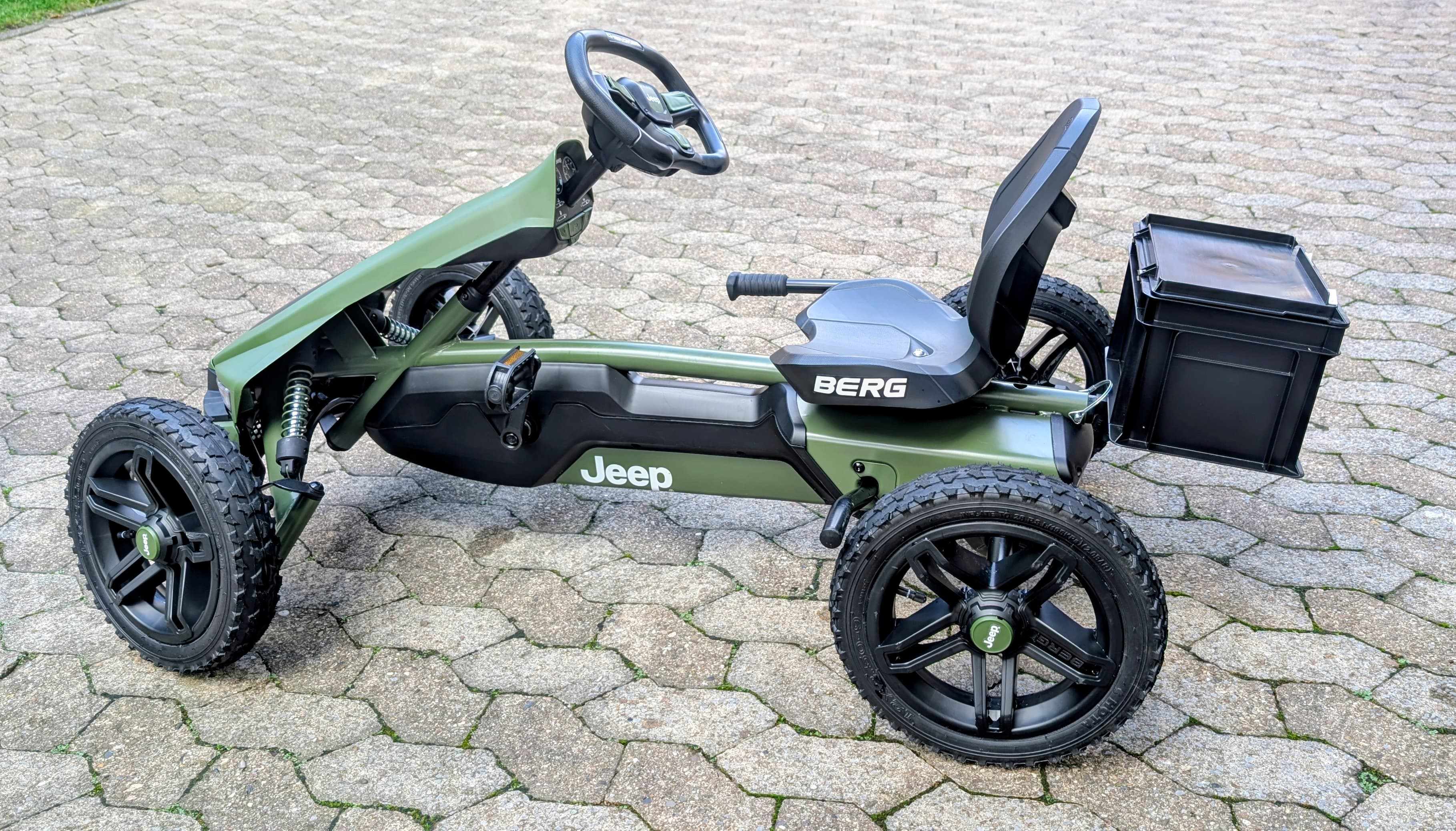 Berg GoKart mit ThinCityBox Transportbox an der Anhängerkupplung